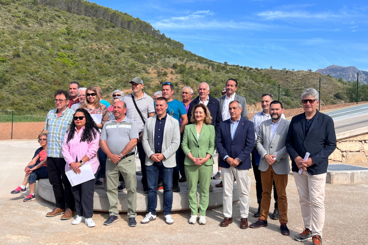 Fotografía del consejero Óscar Chivite y director general de Administración Local y Despoblación, Jesús Marí Rodríguez, junto a las autoridades de la zona en la visita a la depuradora de Espronceda. 