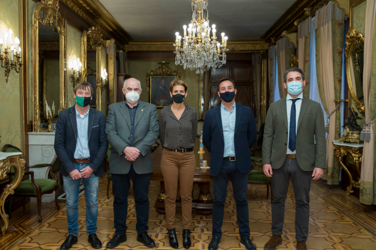 De izquierda a derecha: Koldo Monreal, el vicepresidente José María Aierdi, la Presidenta del Gobierno de Navarra María Chivite, Manuel Medina y Miguel Rodríguez del Consorcio Passivhaus.