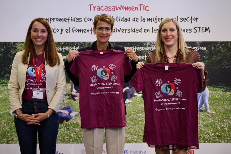 Fotografía de la presidenta Chivite, la consejera Fanlo y Mar González directora gerente de Tracasa Instrumental y consejera delegada de Tracasa Global