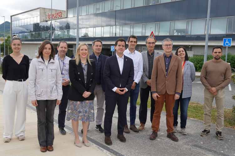 Fotografía del consejero, Mikel Irujo, junto a la consejera, Patricia Fanlo, y representantes de las empresas Nasuvinsa y Tracasa. 