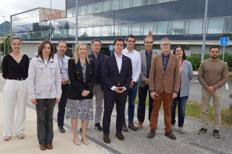 Fotografía del consejero, Mikel Irujo, junto a la consejera, Patricia Fanlo, y representantes de las empresas Nasuvinsa y Tracasa. 