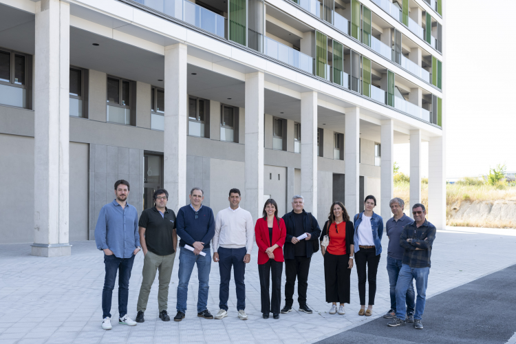 Fotografía de la vicepresidenta Alfaro y el director gerente de Nasuvinsa, Javier Burón, junto a personal técnico de Nasuvinsa y de las empresas participantes en la promoción. 