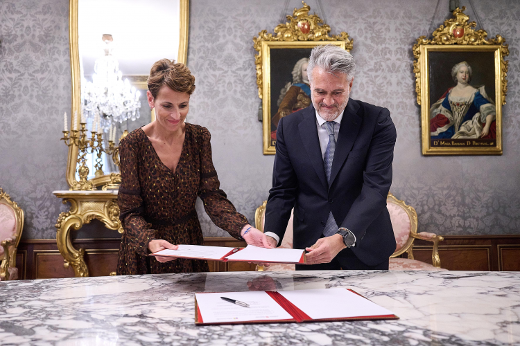 Fotografía de un momento de la firma del convenio