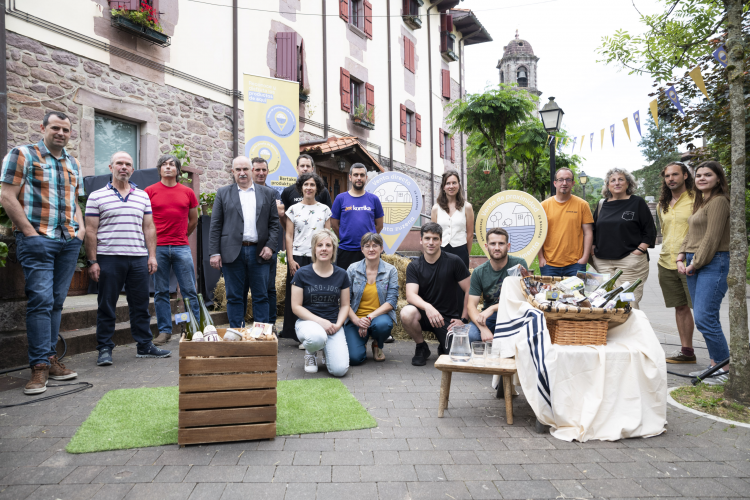 Fotografía del consejero Aierdi junto al director general Rubén Goñi, la gerente de INTIA, Natalia Bellostas, y productores y productoras en la presentación de los sellos.