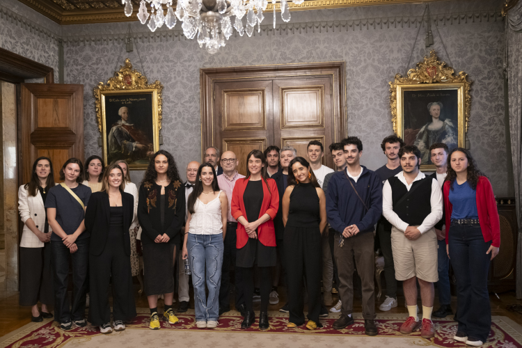 Fotografía de la vicepresidenta Alfaro, con las y los jóvenes participantes en el campus y otros responsables 
