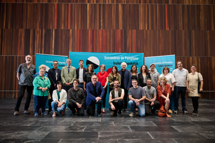 Fotografía de la consejera Esnaola, el director general de Cultura, Ignacio Apezteguía y Maider Beloki, concejala de Cultura, Fiestas, Deporte y Educación del Ayuntamiento de Pamplona, junto con los responsables del programa y el resto de personas que han participado en la presentación 