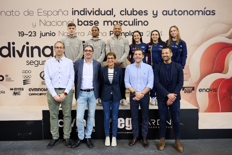 Fotografía de María Chivite junto con la representación española en los Juegos de París 2024