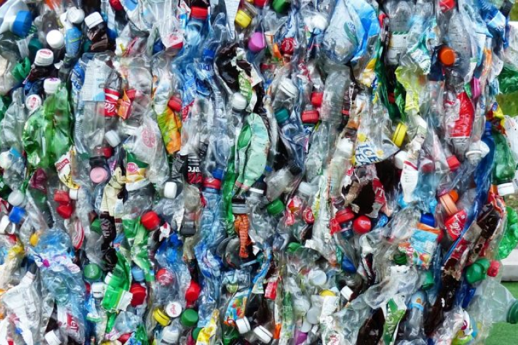Fotografía de un compactado de plástico para reciclar