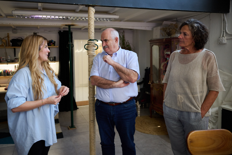 Fotografía del consejero Aierdi junto a la codirectora de Vidorreta Design, Zurñe Aguirre, y la directora gerente de GAN-NIK, Itziar Gómez, en la visita a la empresa. 