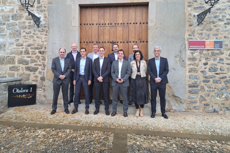 Fotografía del consejero Irujo y resto de asistentes a la reunión por parte de Gobierno de Navarra, SODENA y MONDRAGON.