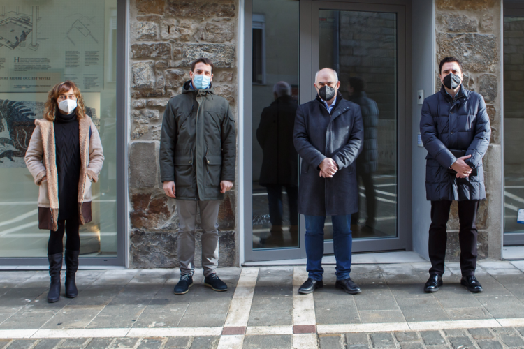 Fotografia del acto de inauguración donde salen cuatro representantes delante de un edificio, tres hombres y una mujer