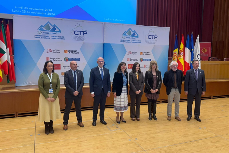 Fotografía de la vicepresidenta Ana Ollo con representantes del resto de regiones presentes en el plenario de la CTP. 