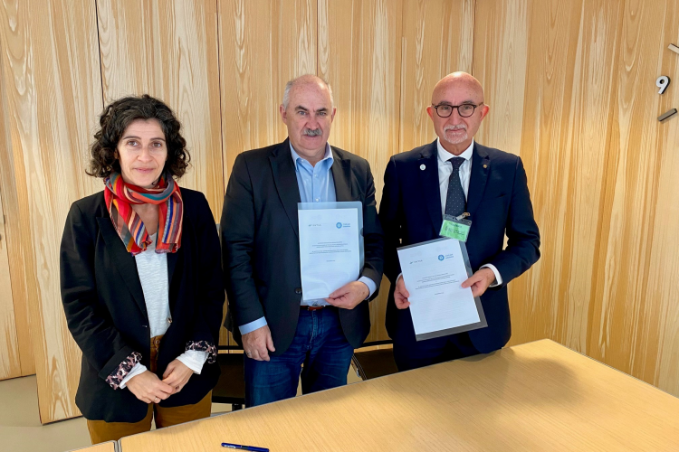 Fotografía de Natalia Bellostas, directora gerente de INTIA, el consejero Aierdi y el director del Centro Internacional de Altos Estudios Agronómicos Mediterráneos, Raúl Compés, tras la firma del convenio.