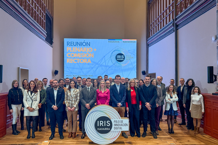 Fotografía del consejero Irujo y la consejera Fanlo, con el resto de participantes