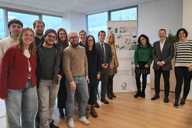 Fotografía del consejero Irujo junto al personal de la empresa