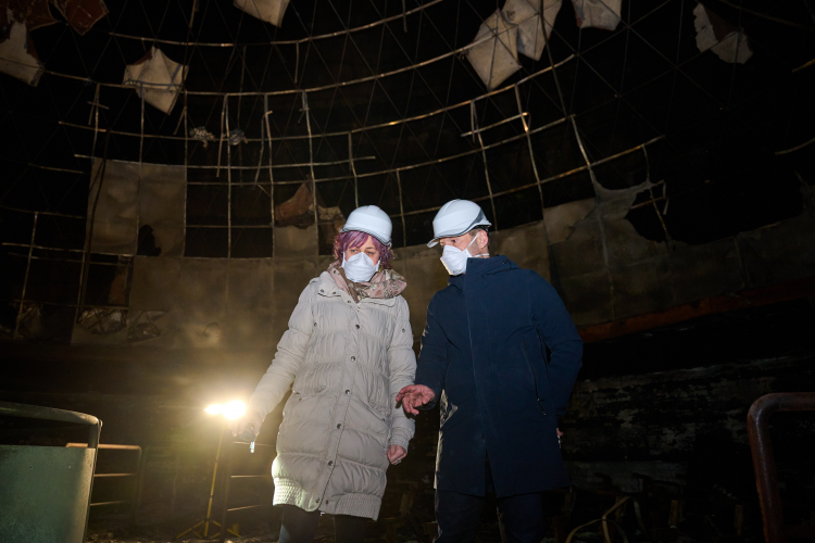 Fotografía de la consejera Rebeca Esnaola y Ramón Urdiáin en su visita al Planetario tras el incendio de hace dos semanas.
