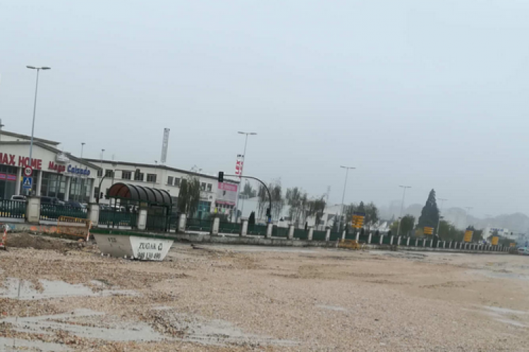Fotografía del terreno y al fondo naves industriales