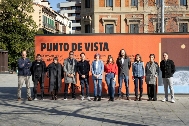 Fotografía de la consejera Esnaola, en el centro, con Manuel Asín, Teresa Morales de Álava, y el resto de personas que han acudido a la presentación 