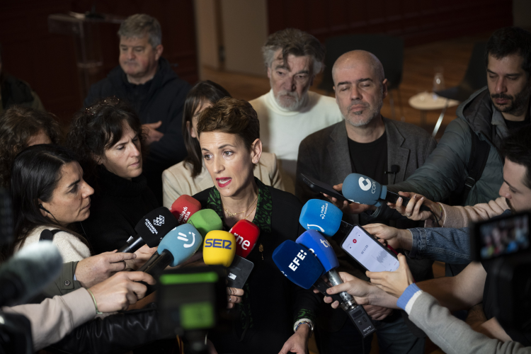 Fotografía de la presidenta ante los medios de comunicación