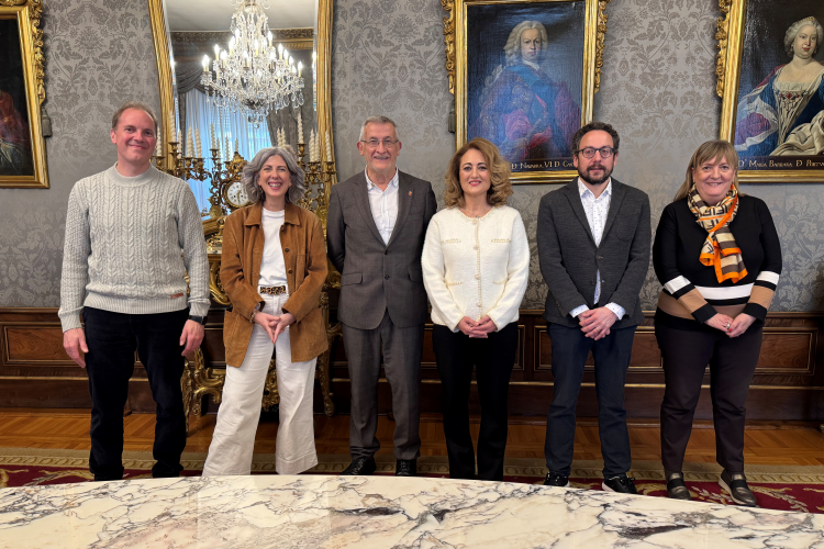 Fotografía de Iñaki Pinillos, Laura Remírez, el vicepresidente Félix Taberna, Susana Castanera, Joseba Asiain y Tonya Bernad, en la firma de los convenios. 