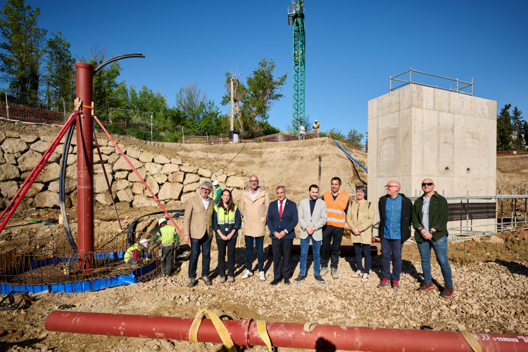 Fotografía del consejero Chivite y resto de participantes en la visita a las obras de la depuradora de Corella. 