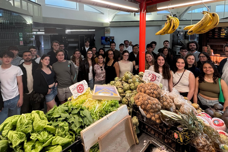 Fotografía de los estudiantes durante su visita al mercado