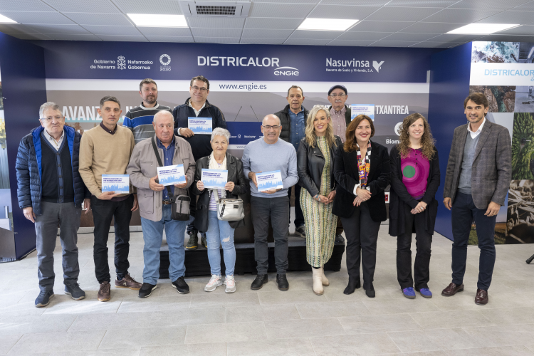 Fotografía de la directora general Basterra, personal de Nasuvinsa y ENGIE España, junto a representantes de las entidades y comunidades vecinales que se han conectado a la Red de Calor de Txantrea. 