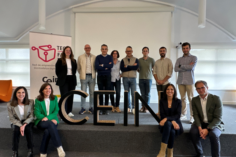 Fotografía de los participantes en el programa Open Innovation, junto a técnicas de emprendimiento de CEIN. 
