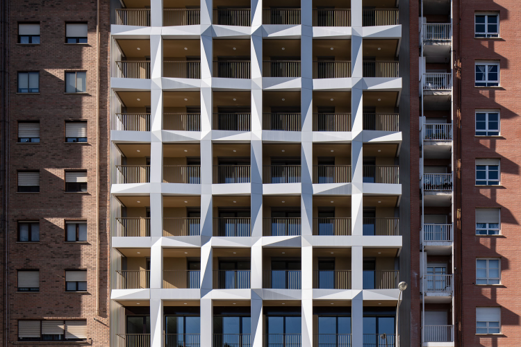 Fotografía de la fachada del edificio de apartamentos