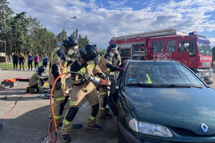 Fotografía de un momento de las prácticas de descarcelación en accidentes de tráfico.