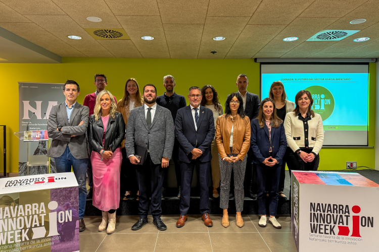 Fotografía del consejero García y resto de participantes en la jornada.