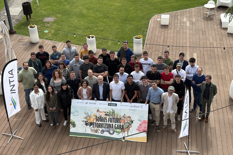 Foto de grupo del consejero Aierdi, junto a la gerente de INTIA y los y las jóvenes que han completado la formación para incorporarse al sector agrícola y ganadero.