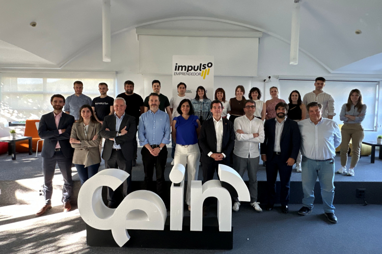 Fotografía del consejero Irujo con integrantes del jurado y candidaturas seleccionadas.