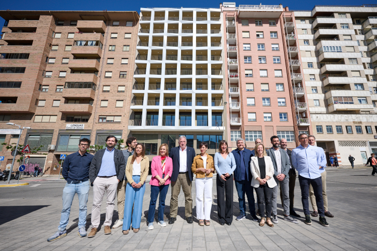 Fotografía de un momento de la visita al edificio de Azpilagaña.