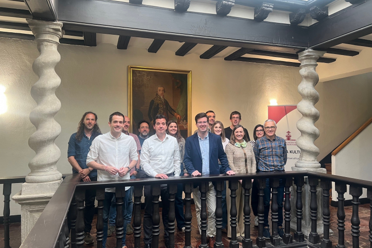 Fotografía del consejero Irujo, el director general Ezcurra y el alcalde Solozábal, junto a Iñigo Arteche y representantes de los cuatro Grupos de Acción Local: TEDER, Consorcio EDER, Zona Media y Cederna-Garalur.