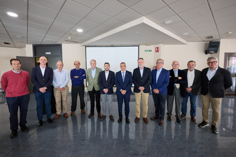 Fotografía del consejero Chivite y el resto de participantes en la jornada. 
