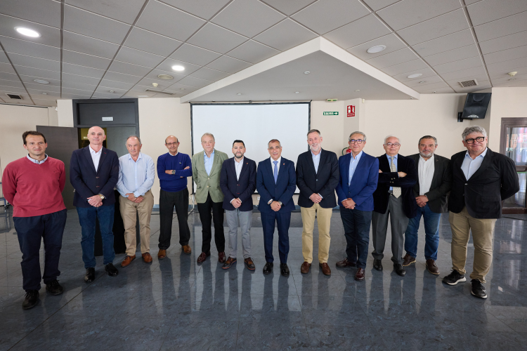 Fotografía del consejero Chivite y el resto de participantes en la jornada. 