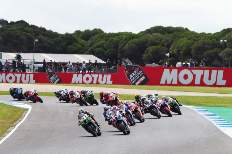 Fotografía de una carrera de motos en un circuito.