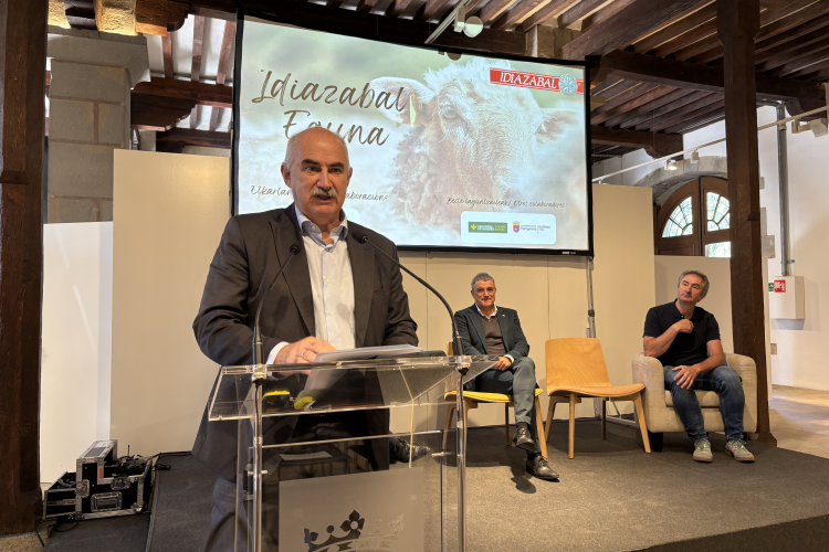 Fotografía del consejero Aierdi, en un momento de su intervención