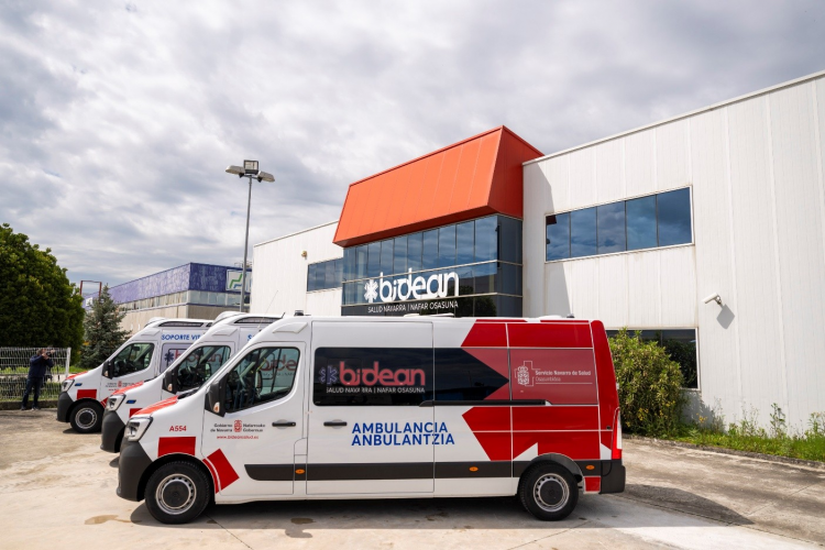 Fotografía de ambulancias de Bidean en la puerta de la sede central en el polígono Agustinos de Pamplona.