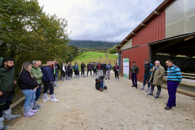 Fotografía de consejero Aierdi durante la visita a una explotación ganadera