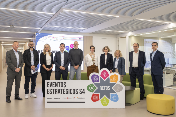 Fotografía del consejero Irujo junto con el resto de participantes en la jornada