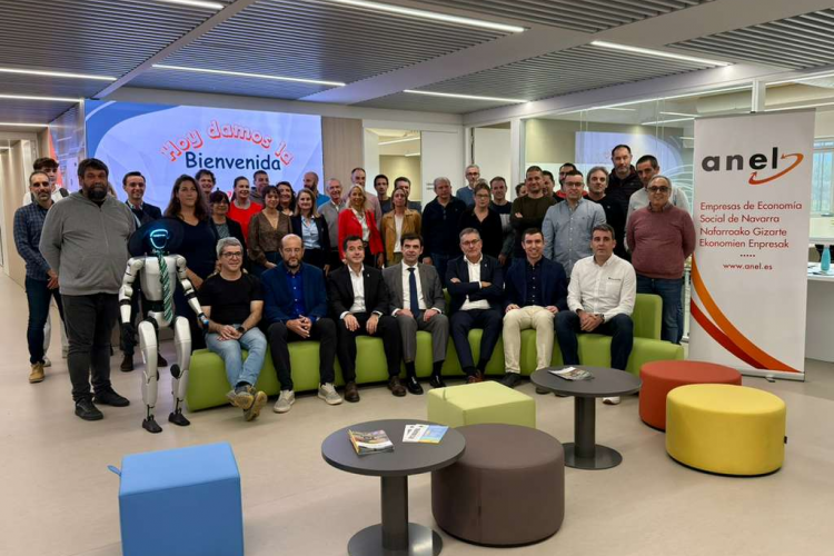 Fotografía de los consejeros Irujo y García, con el resto de participantes. 