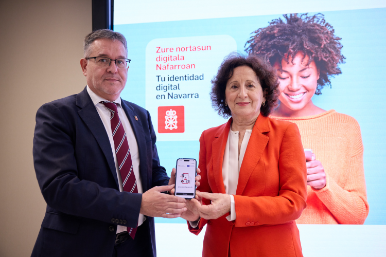 Fotografía del consejero García y de la consejera Maeztu