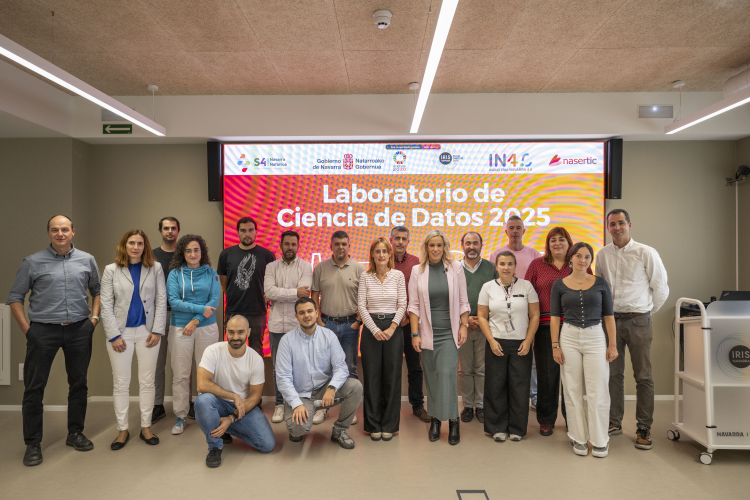 Fotografía de la directora general Basterra, junto a las y los participantes del laboratorio que se ha desarrollado en el Polo IRIS de Innovación de Navarra. 