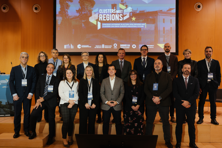 Fotografía del consejero Irujo, con el resto de participantes. 