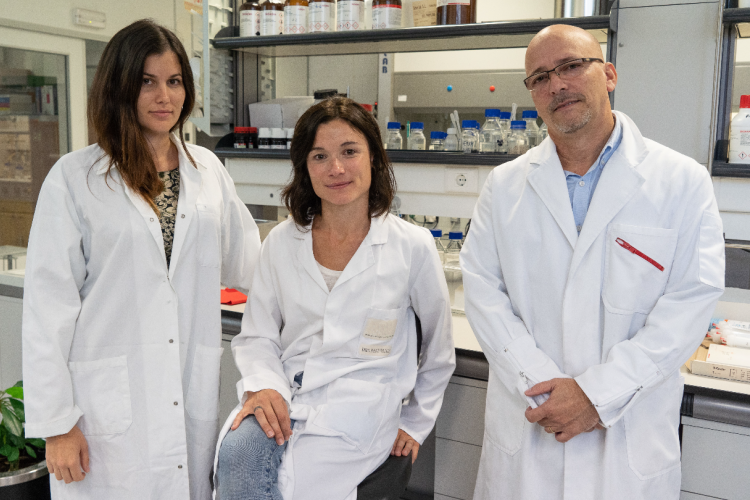 Fotografía interior donde salen un hombre y dos mujeres en un laboratorio y con batas blancas