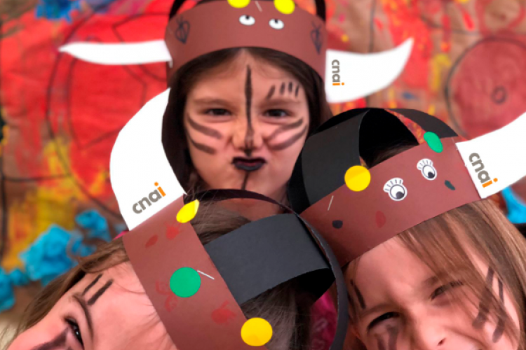 Fotografía de la cara de tres niñas pintadas y con el gorro de vikingos