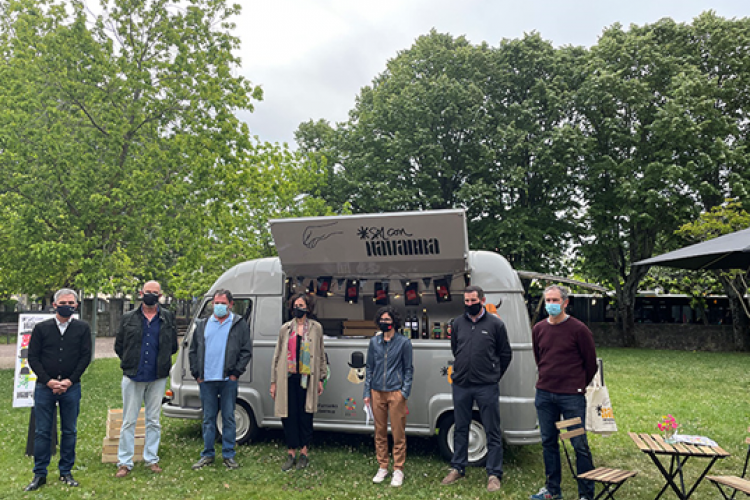 Fotografía de siete personas delante de un food truck