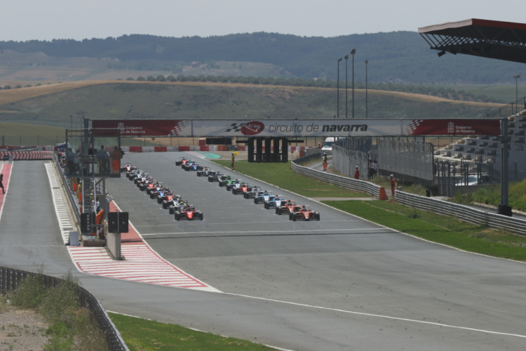 Fotografía exterior del Circuito de Navarra con varios coches de carreras alienados para iniciar la carrera